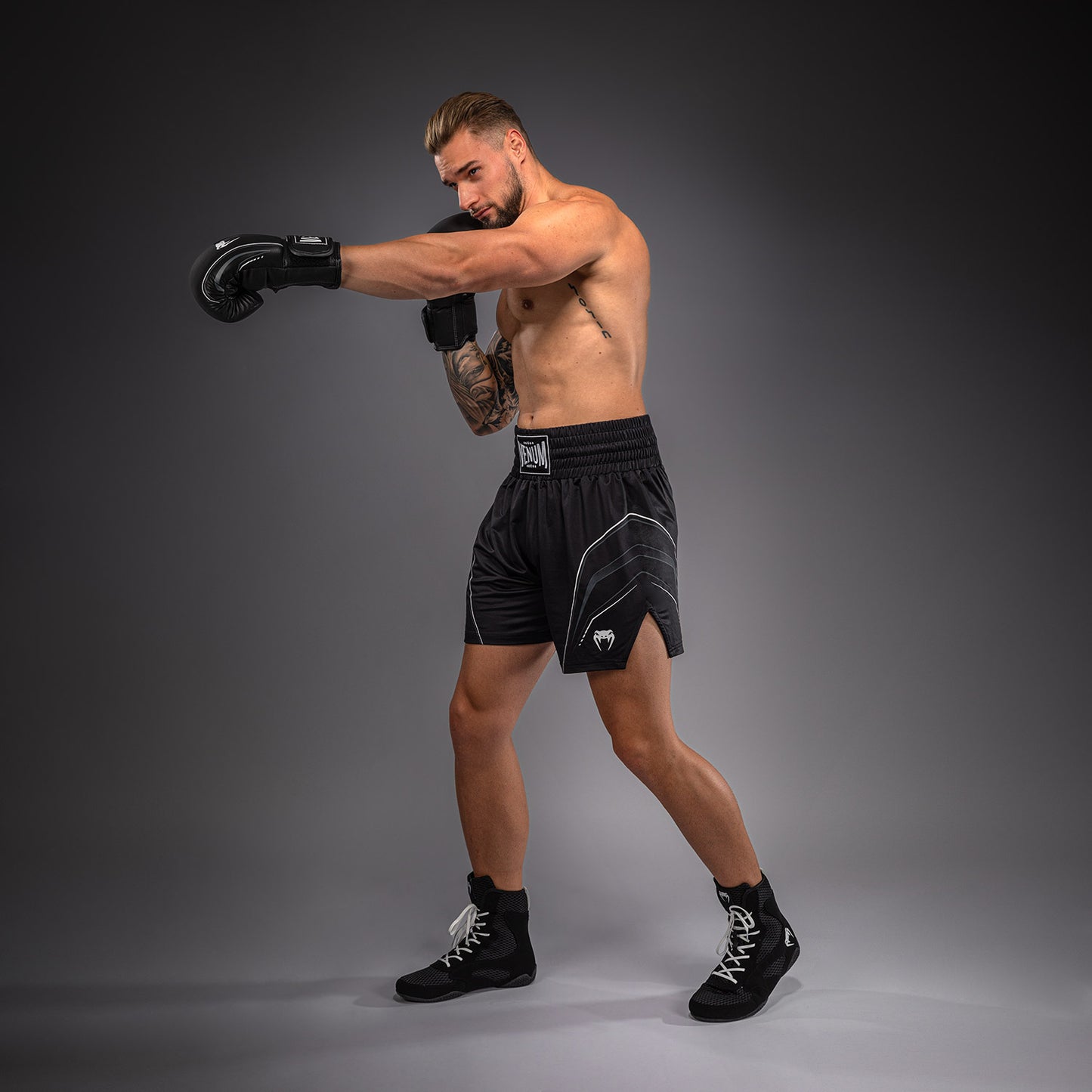 Venum Streamline Boxing Shorts - Black/White
