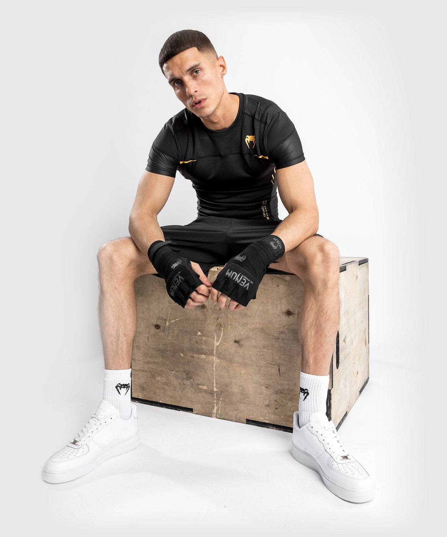 Venum tempest 2.0 Rashguard Short Sleeves – Black/Gold