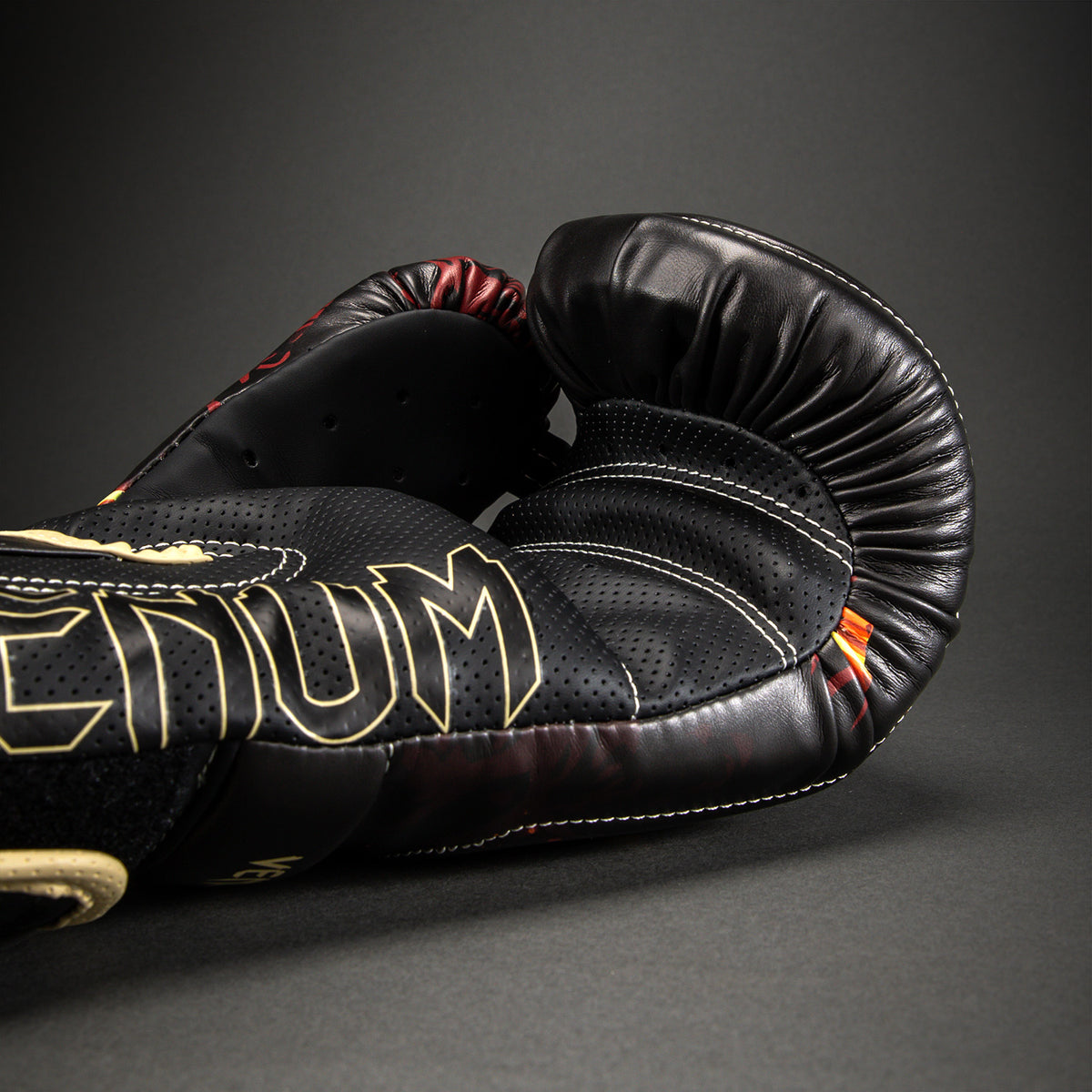 Jujutsu Kaisen x Venum Sukuna Boxing Gloves - Black/Beige
