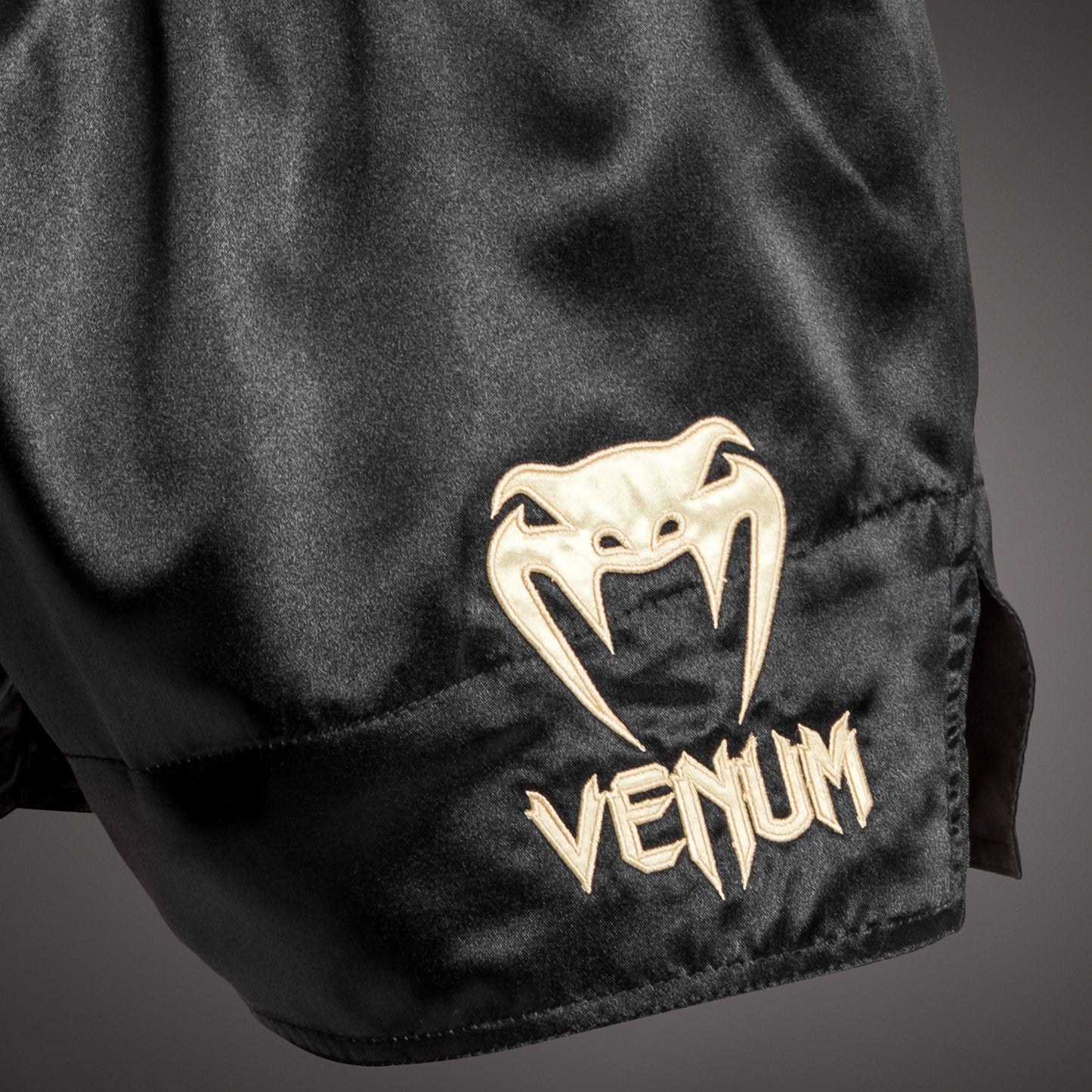 Venum Classic Muay Thaï Short Red/Black/Gold